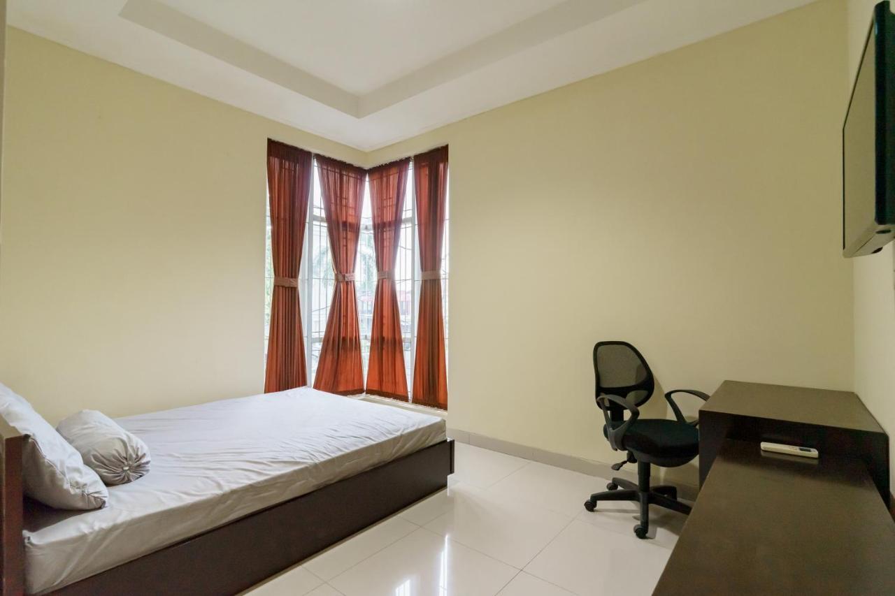 Dago Suites Syariah Cikarang Mitra Reddoorz Бекаси Экстерьер фото